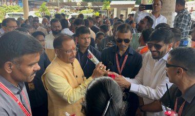 रायपुर : मुख्यमंत्री श्री विष्णु देव साय का जगदलपुर एयरपोर्ट पहुंचने पर किया गया आत्मीय स्वागत