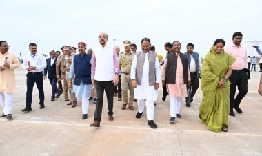 रायपुर : राज्यपाल श्री रमेन डेका एवं मुख्यमंत्री श्री विष्णुदेव साय का अंबिकापुर एयरपोर्ट पर आगमन, जनप्रतिनिधियों एवं अधिकारियों द्वारा किया गया आत्मीय स्वागत