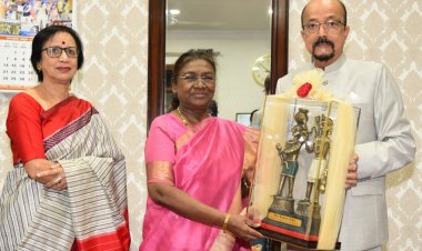 रायपुर : राष्ट्रपति श्रीमती मुर्मु को राज्यपाल श्री डेका ने स्मृति चिन्ह किये भेंट