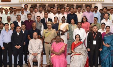 रायपुर : राष्ट्रपति श्रीमती मुर्मु के साथ राजभवन परिवार ने कराई फोटोग्राफी