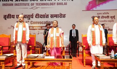 रायपुर : राष्ट्रपति श्रीमती द्रौपदी मुर्मु आई.आई.टी. भिलाई पहुंची