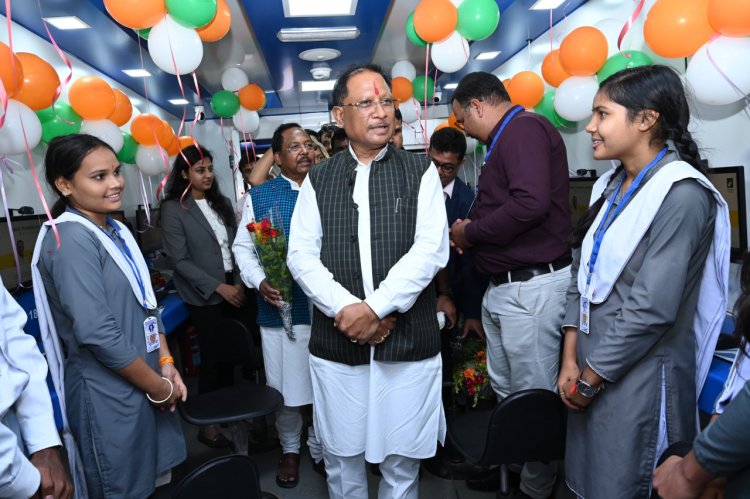 रायपुर : मुख्यमंत्री श्री विष्णुदेव साय ने किया विभागीय स्टालों का अवलोकन, अवलोकन के दौरान हितग्राहियों को सामग्री एवं ऋण राशि चेक का वितरण