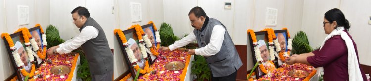 रायपुर : राजभवन में महात्मा गांधी व श्री शास्त्री की जयंती मनाई गई