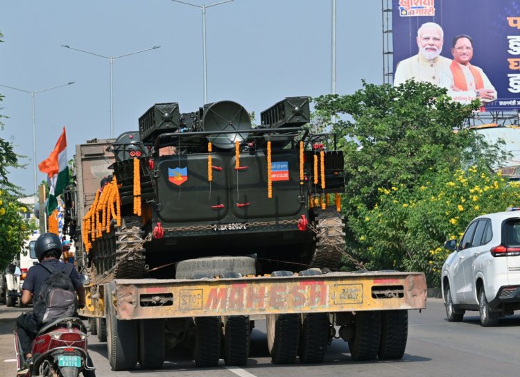 रायपुर : मुख्यमंत्री श्री विष्णुदेव साय के नेतृत्व और पहल में हो रहे भव्य सैन्य समारोह के लिए आज राजधानी रायपुर पहुंचे भारतीय सेना के भीष्म टैंक और अन्य आर्टिलरी का शानदार स्वागत किया गया