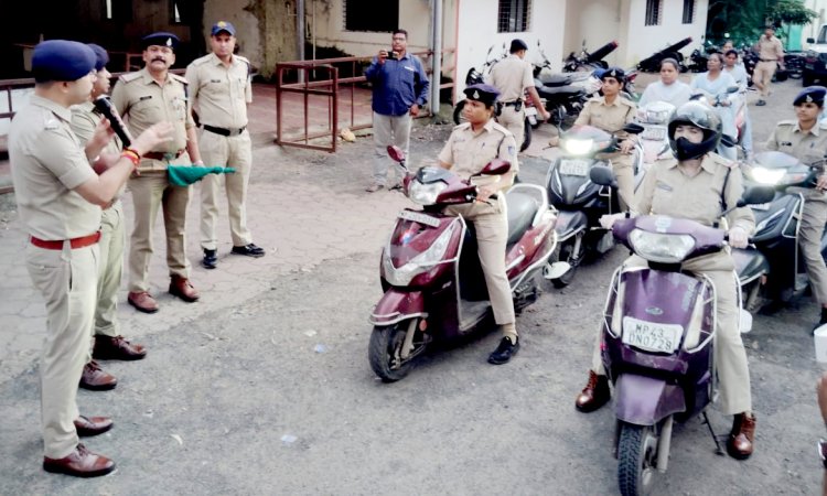 बालिकाओं की सुरक्षा के लिए महिला पुलिस स्कूटी दल