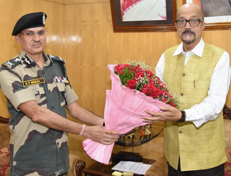 रायपुर : राज्यपाल श्री डेका से विशेष महानिदेशक श्री मीना ने भेंट की