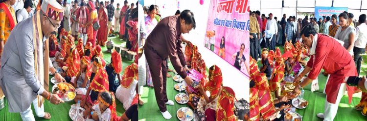 रायपुर : केंद्रीय राज्य मंत्री, उप मुख्यमंत्री और प्रभारी मंत्री ने 125 कन्याओं को कराया कन्या भोज