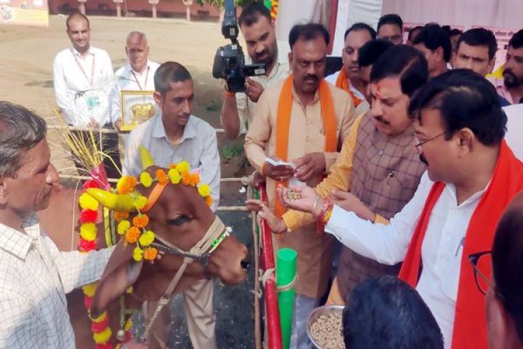 मुख्यमंत्री डॉ. यादव ने महेश्वर की गौ-शाला में किया गौ-पूजन