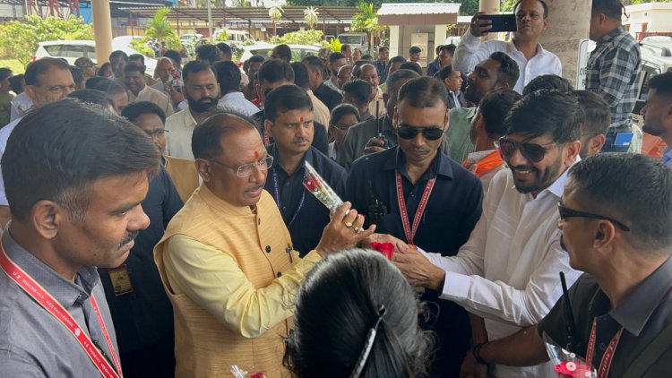 रायपुर : मुख्यमंत्री श्री विष्णु देव साय का जगदलपुर एयरपोर्ट पहुंचने पर किया गया आत्मीय स्वागत