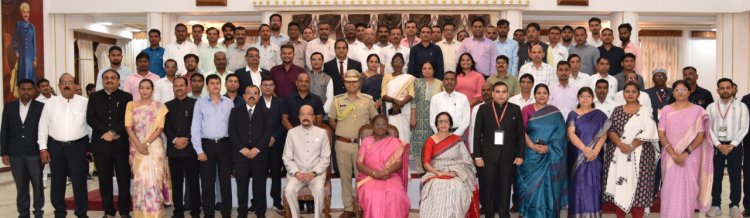 रायपुर : राष्ट्रपति श्रीमती मुर्मु के साथ राजभवन परिवार ने कराई फोटोग्राफी