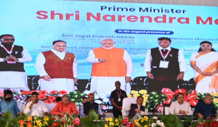 रायपुर : लोग जितना ज्यादा स्वस्थ रहेंगे, देश की प्रगति उतनी ही तेजी से होगी : प्रधानमंत्री श्री नरेन्द्र मोदी