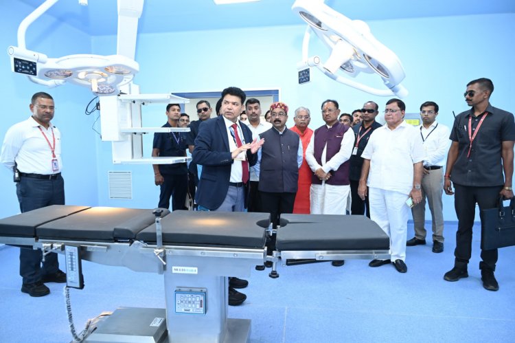 रायपुर : मुख्यमंत्री श्री विष्णुदेव साय और उप मुख्यमंत्री श्री अरूण साव ने बिलासपुर कोनी में सिम्स के नव निर्मित 200 बिस्तरों वाले मल्टी सुपर स्पेशियलिटी अस्पताल में उपलब्ध सुविधाओं का अवलोकन किया