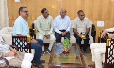 रायपुर : राज्यपाल श्री डेका से छत्तीसगढ़ सरस्वती शिक्षा संस्थान के सचिव श्री सक्सेना ने सौजन्य मुलाकात की