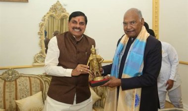 पूर्व राष्ट्रपति श्री कोविंद को मुख्यमंत्री डॉ. यादव ने भेंट किया स्मृति चिन्ह