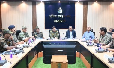 मुख्यमंत्री के निर्देश पर घायल जवान का स्वास्थ्य जानने गोंदिया पहुंचे डीजीपी