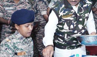 रायपुर : मुख्यमंत्री ने सीआरपीएफ़ बस्तरिया बटालियन की जवान प्रमिका दुग्गा की मां से फोन पर की बात