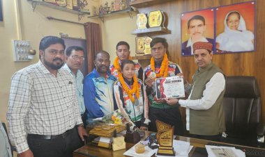 रायपुर : बॉक्सिंग चैंपियनशिप में स्वर्ण और रजत पदक जीतने पर खिलाड़ियों को उद्योग मंत्री श्री देवांगन ने दी बधाई