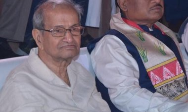 रायपुर : भारत मंडपम में दूर से खड़े खड़े कार्यक्रम देख रहे थे एक बुजुर्ग, मुख्यमंत्री ने पास बुलाया और अपने साथ बैठने का किया आग्रह