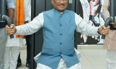 रायपुर : मुख्यमंत्री ने थामा बल्ला, लगाए शॉट्स, बिलियर्ड्स स्नूकर में हाथ आजमाए