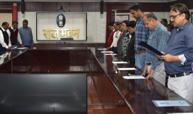 रायपुर : राजभवन सचिवालय के अधिकारी-कर्मचारियों ने संविधान की प्रस्तावना का किया वाचन
