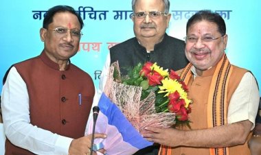 रायपुर : विधानसभा अध्यक्ष डॉ. रमन सिंह ने नवनिर्वाचित विधायक श्री सुनील सोनी को विधानसभा सदस्यता की दिलाई शपथ