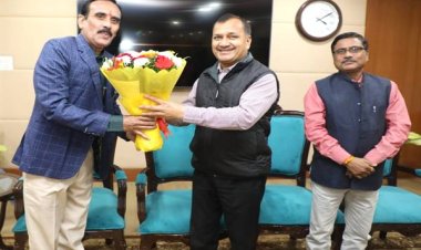 राजभवन में सेवानिवृत्त कर्मचारी को दी गई विदाई