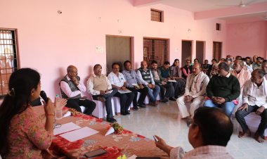 नर्मदापुरम- कलेक्टर ने चौपाल लगाकर ग्रामीणों की समस्याओं को सुना