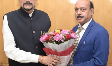 रायपुर : राज्यपाल श्री डेका से छत्तीसगढ़ राज्य मानवाधिकार के सदस्य श्री मिश्रा ने सौजन्य भेंट की