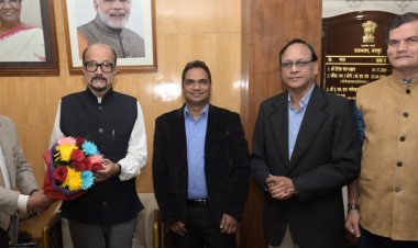 रायपुर : राज्यपाल श्री डेका से पं. जवाहरलाल नेहरू मेमोरियल मेडिकल कॉलेज डीन डॉ. चौधरी ने सौजन्य भेंट की