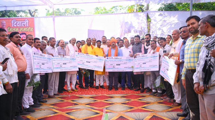कवर्धा : दीपावली के पूर्व उपमुख्यमंत्री ने बोनस राशि का वितरण कर किसानों को दिया तोहफा