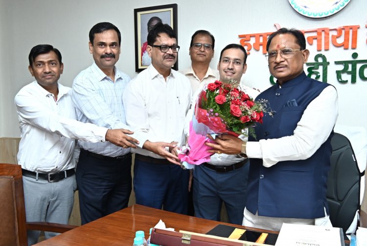 रायपुर : मुख्यमंत्री का राज्य प्रशासनिक सेवा के पदोन्नत अधिकारियों ने जताया आभार