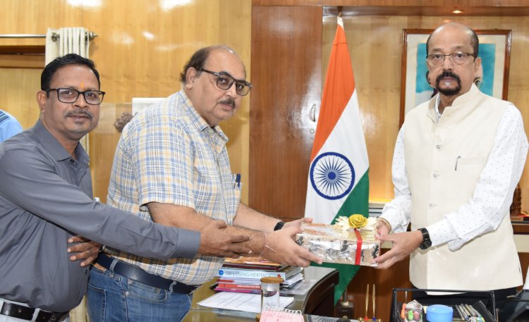 रायपुर : राज्यपाल श्री डेका से लोक निर्माण विभाग के अधिकारियों ने मुलाकात कर ऑल इंडिया रोड कांग्रेस के अधिवेशन हेतु आमंत्रण दिया