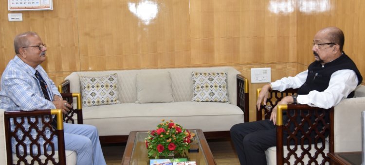 रायपुर : राज्यपाल श्री डेका से छत्तीसगढ़ राज्य मानवाधिकार आयोग के अध्यक्ष ने सौजन्य भेंट की