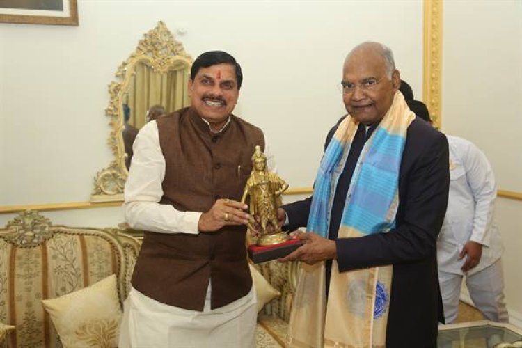 पूर्व राष्ट्रपति श्री कोविंद को मुख्यमंत्री डॉ. यादव ने भेंट किया स्मृति चिन्ह