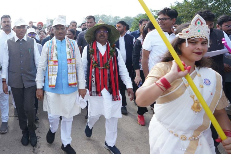 रायपुर : केन्द्रीय मंत्री डॉ. मंडाविया एवं मुख्यमंत्री श्री विष्णु देव साय की अगुवाई में जशपुर में माटी के वीर पदयात्रा का भव्य आयोजन
