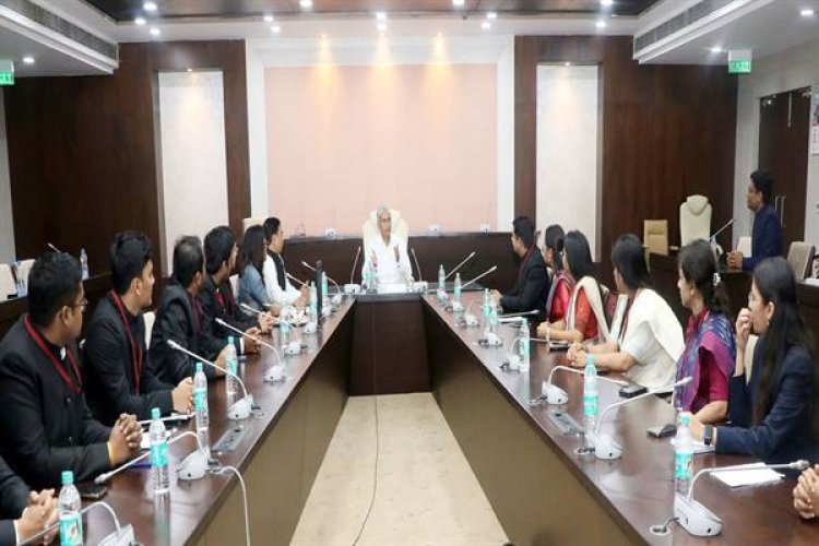 मुख्य सचिव श्री जैन से राज्य प्रशासनिक सेवा के 43 परिवीक्षाधीन डिप्टी कलेक्टर्स ने की शिष्टाचार भेंट