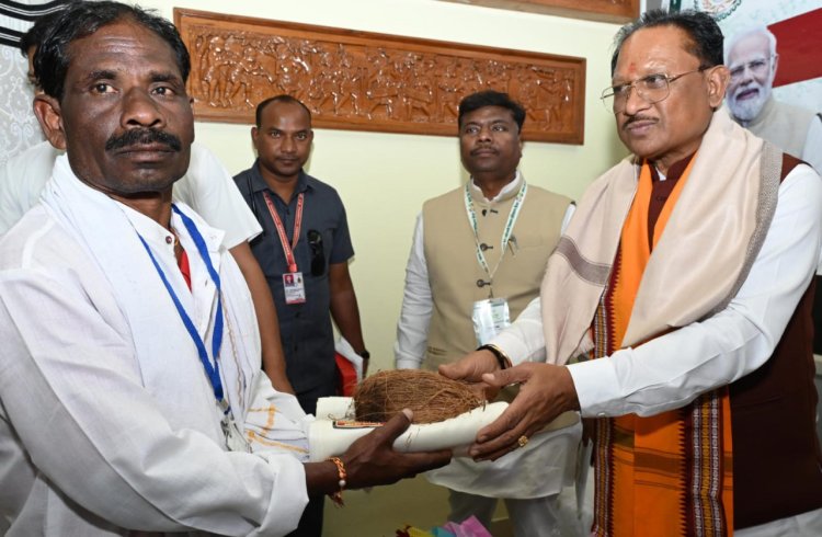 रायपुर : मुख्यमंत्री श्री विष्णु देव साय ने जनजातीय परंपरा के संरक्षक बैगा, गुनिया और सिरहा को किया सम्मानित