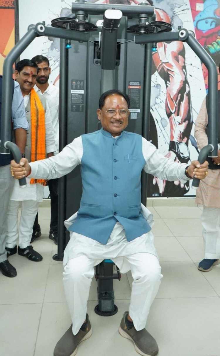 रायपुर : मुख्यमंत्री ने थामा बल्ला, लगाए शॉट्स, बिलियर्ड्स स्नूकर में हाथ आजमाए