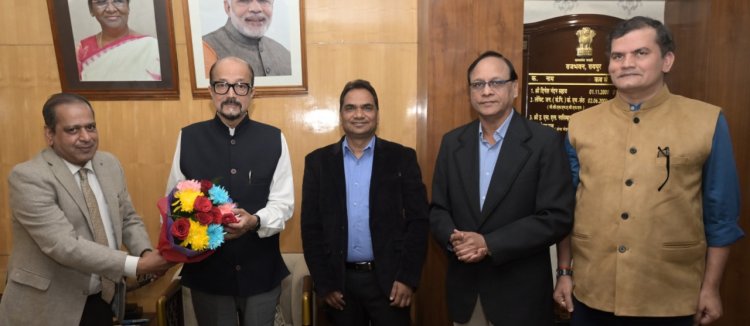 रायपुर : राज्यपाल श्री डेका से पं. जवाहरलाल नेहरू मेमोरियल मेडिकल कॉलेज डीन डॉ. चौधरी ने सौजन्य भेंट की