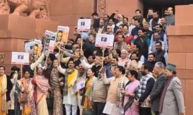 भाजपा सांसदों ने कांग्रेस पर डॉ. बी. आर. आम्‍बेडकर के अपमान का आरोप लगाते हुए संसद के बाहर विरोध-प्रदर्शन किया