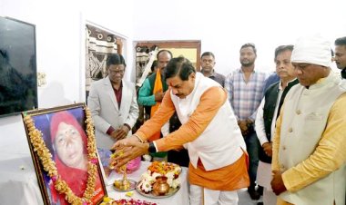 मुख्यमंत्री डॉ. यादव ने स्व. श्रीमती सुमन देवी को पुष्पांजलि अर्पित कर दी श्रद्धांजलि