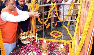 रायपुर : मुख्यमंत्री ने सराईटोली में पूर्व प्रधानमंत्री श्रद्धेय अटल जी के छायाचित्र पर पुष्प अर्पित कर नमन किया