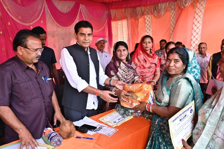 रायपुर : विकसित राज्य बनाने विभिन्न योजनाओं का किया जा रहा क्रियान्वयन : राजस्व मंत्री टंक राम वर्मा