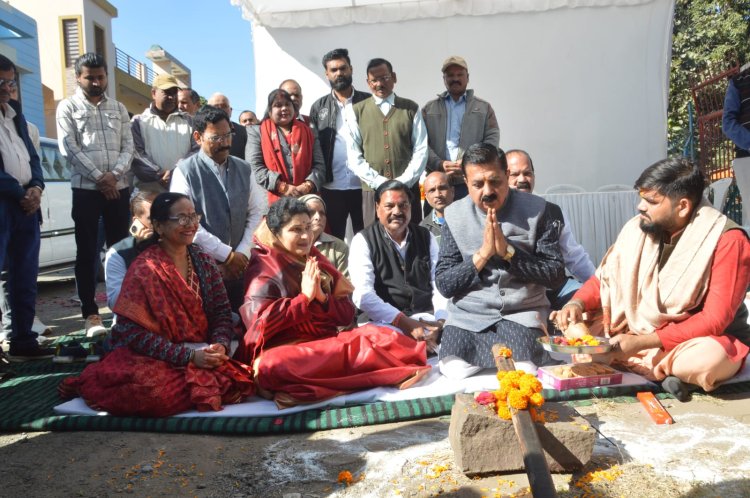 साकेत नगर की क्षतिग्रस्त हुई सड़कों का निर्माण मेट्रो एजेंसी से कराएंगे : राज्यमंत्री श्रीमती गौर