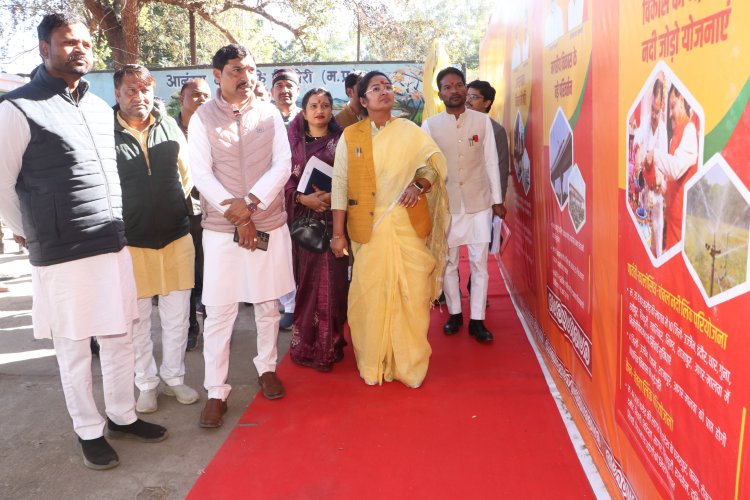 मुख्यमंत्री जनकल्याण पर्व की विकास प्रदर्शनी का मंत्री श्रीमती बागरी ने किया अवलोकन