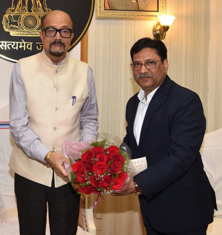 रायपुर : राज्यपाल श्री डेका से पंडित रविशंकर शुक्ल विश्वविद्यालय के कुलपति ने सौजन्य भेंट की