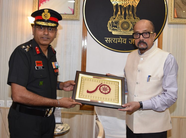रायपुर : राज्यपाल श्री डेका से छत्तीसगढ़ एवं ओडिशा सैनिक उप क्षेत्र कमांडर ब्रिगेडियर श्री आनंद ने सौजन्य भेंट की