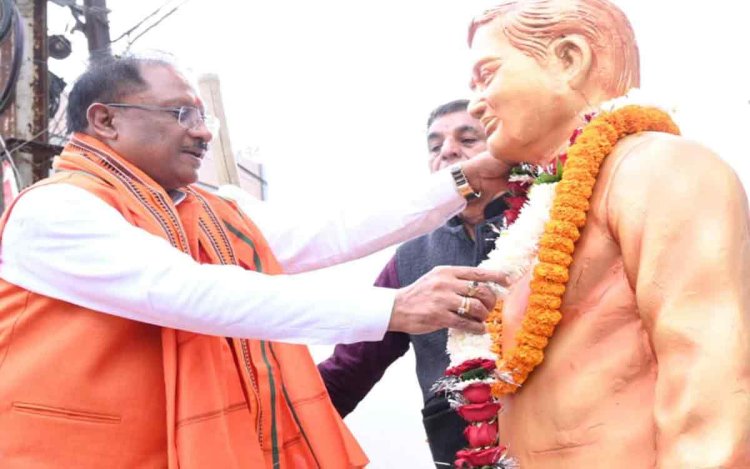 रायपुर : मुख्यमंत्री श्री विष्णु देव साय ने पूर्व प्रधानमंत्री श्रद्धेय अटल जी की प्रतिमा पर माल्यार्पण कर उनका पुण्य स्मरण किया