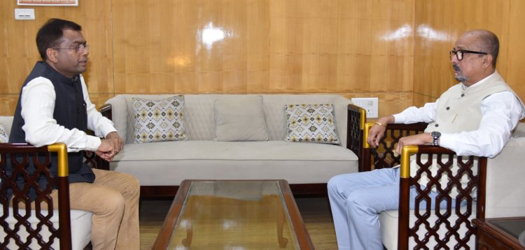 रायपुर : राज्यपाल श्री रमेन डेका से राज्य चुनाव आयुक्त श्री सिंह ने भेंट की
