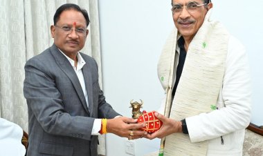 रायपुर : मुख्यमंत्री श्री विष्णु देव साय से सुप्रसिद्ध फिल्म निर्माता एवं निर्देशक श्री प्रकाश झा ने की सौजन्य मुलाकात